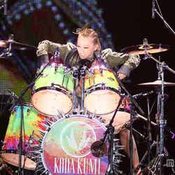 ライブ中盤では自身初のドラム演奏を披露した倖田來未