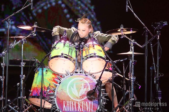 ライブ中盤では自身初のドラム演奏を披露した倖田來未