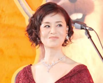 大地真央 真っ赤な超ド派手ドレスで登場、観客の視線クギ付け WBCチェコ戦を生観戦「とっても良いお席で」興奮明かす