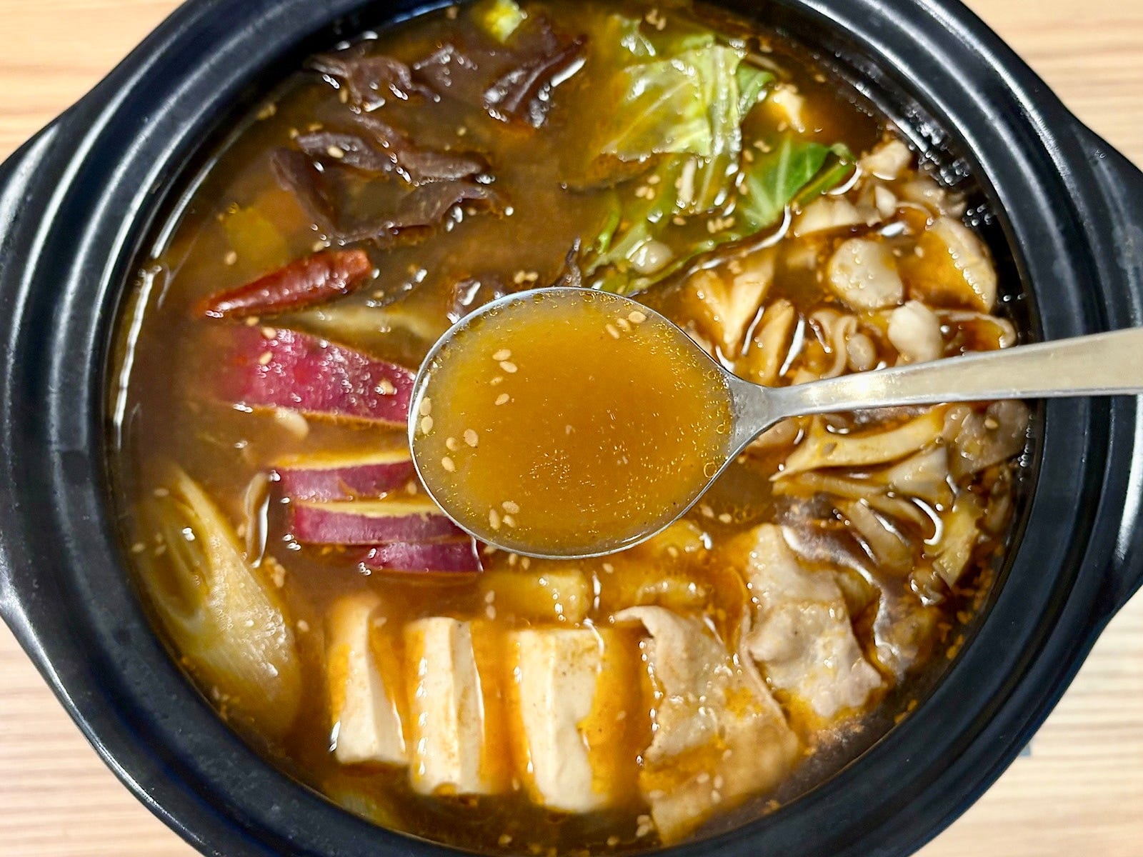 複数のスパイスが効いた薬膳風鍋。カラダが温まります!