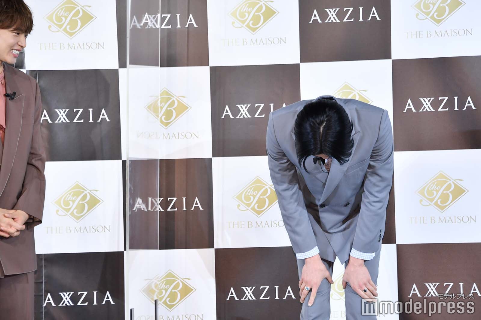 口説き文句を言った後に照れる八木勇征 （C）モデルプレス