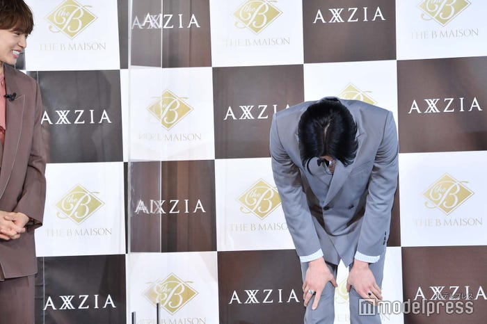 口説き文句を言った後に照れる八木勇征 (C)モデルプレス