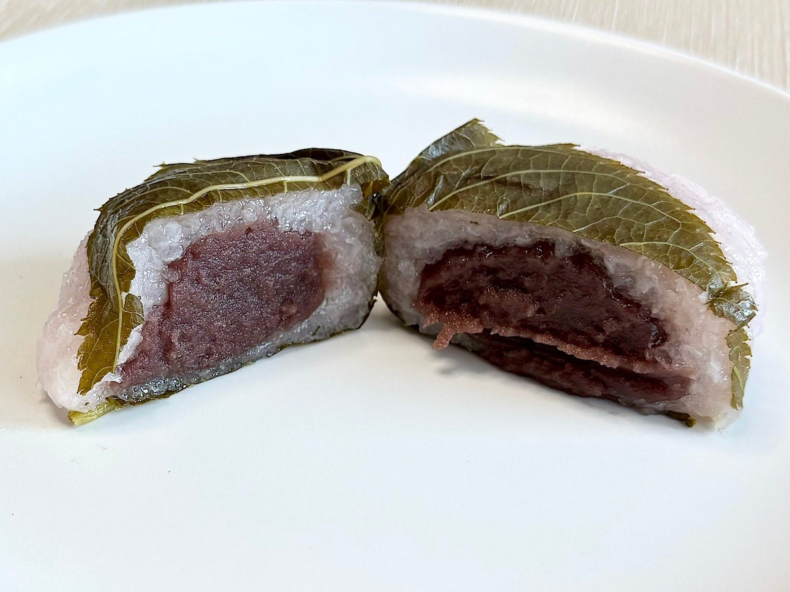 たっぷりのこしあんに桜葉の塩気がアクセントになって、甘じょっぱさがおいしい！ 