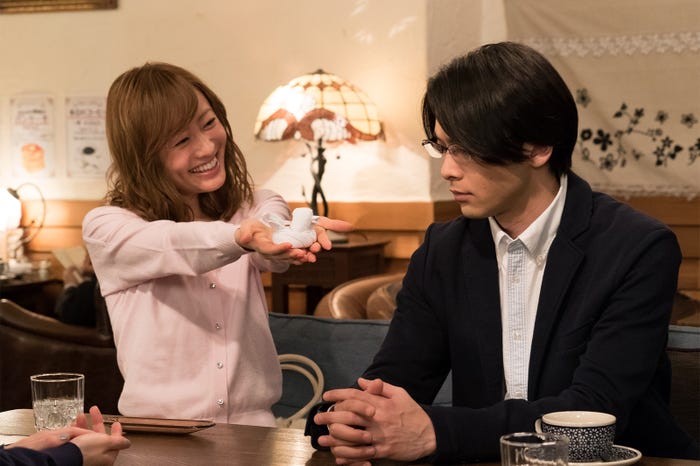 松本まりか、中村倫也/『ホリデイラブ番外編~10年前の2人・井筒夫妻編~』より(提供画像)