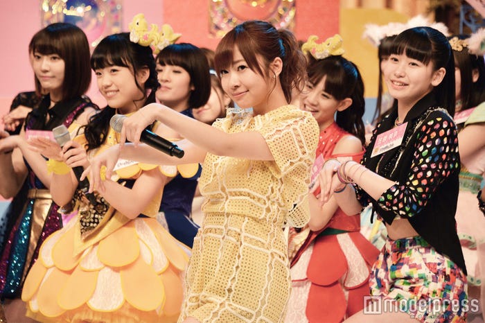 「LOVEマシーン」を全員でダンス(C)モデルプレス