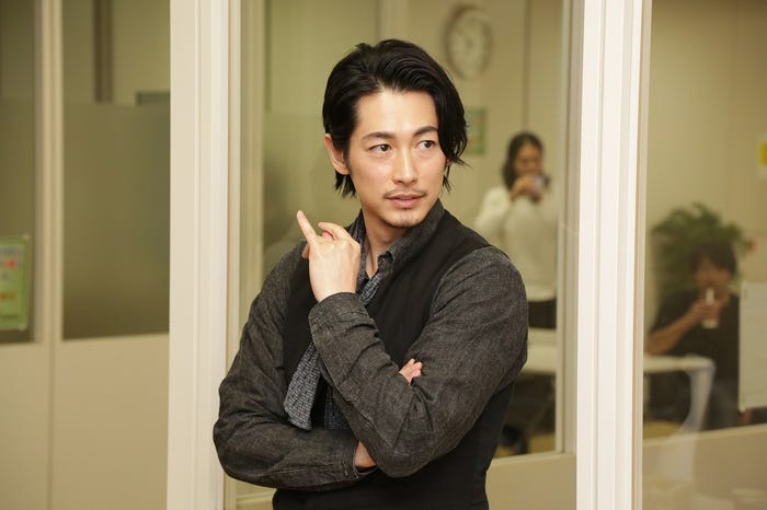 スタッフの喜ぶ姿を見つめるディーン・フジオカ (C)フジテレビ