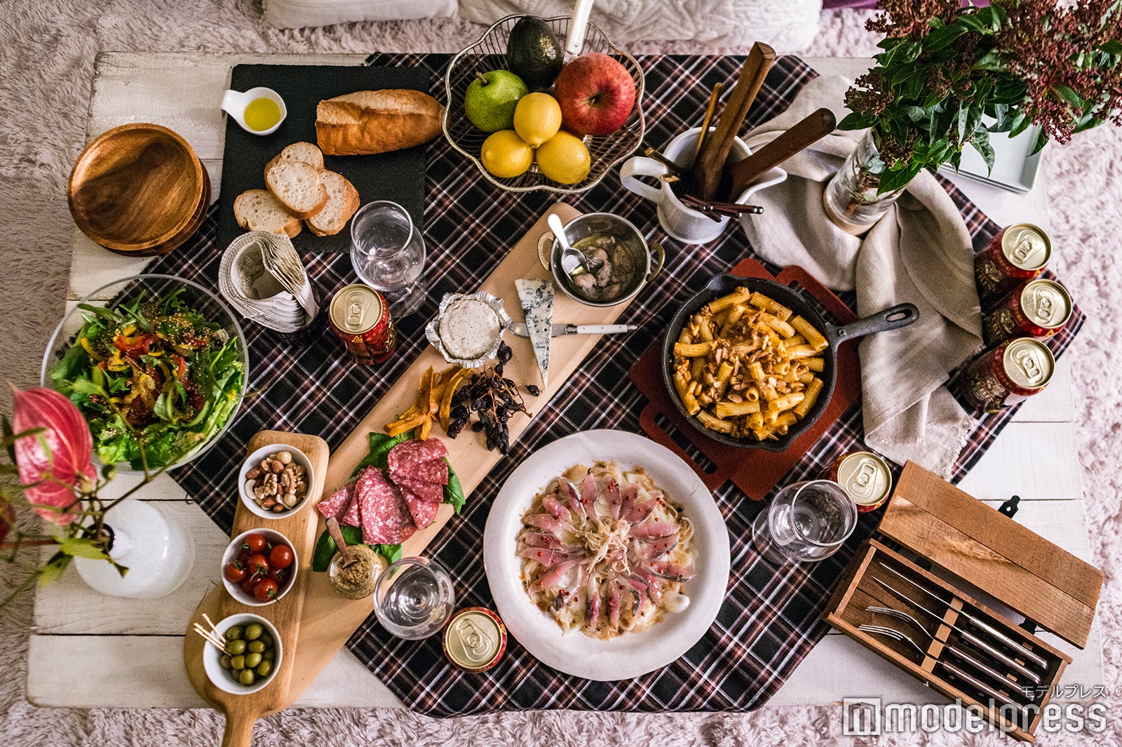 オシャレなテーブルコーデのポイントは？（C）モデルプレス