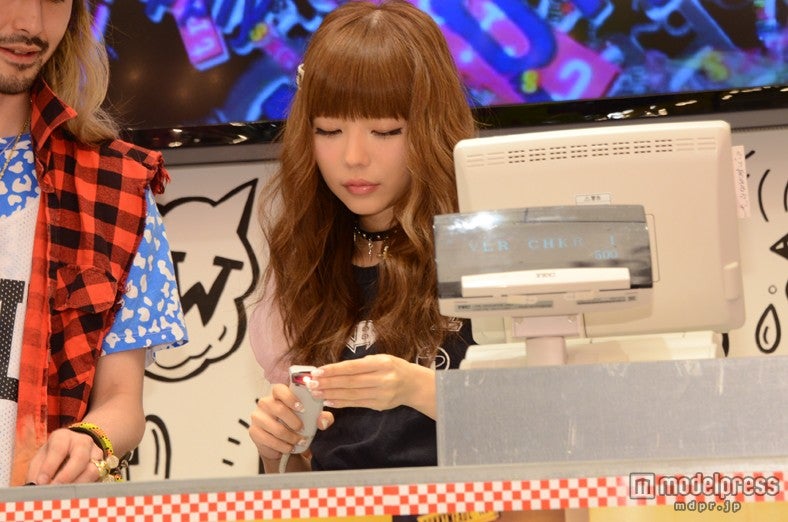 レジで接客する益若つばさ