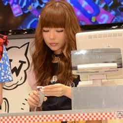 レジで接客する益若つばさ
