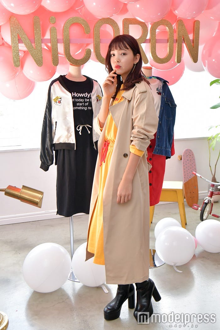 大人っぽいトレンチコートでカジュアルミックス/藤田ニコル(にこるん)(C)モデルプレス