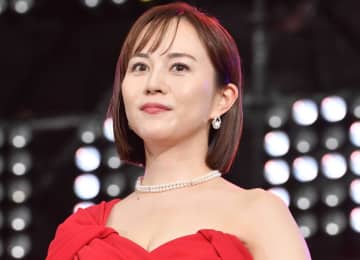 比嘉愛未「美背中」全開の大胆シースルー「眼福です」「綺麗すぎませんか？」
