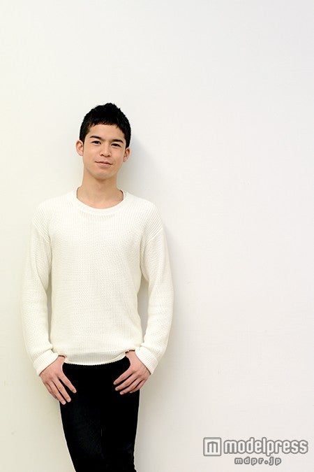 菅谷哲也、現場ではよくいじられるそうだ／ヘアメイク：武部千里