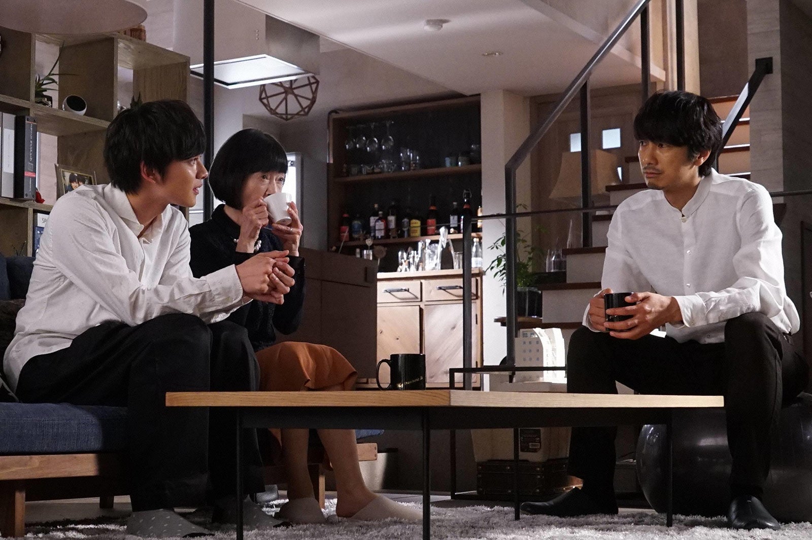 北村匠海、田島令子、眞島秀和／「隣の家族は青く見える」最終話より（C）フジテレビ