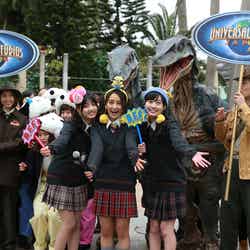 (写真中央左から)鶴嶋乃愛、岡田結実、日達舞/画像提供:ユニバーサル・スタジオ・ジャパン