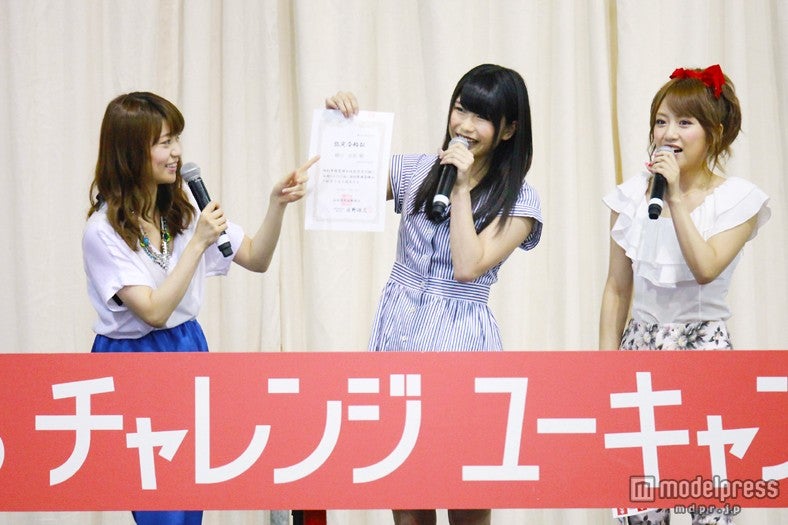 合格発表の様子（左から）大島優子、横山由依、高橋みなみ（C）AKS