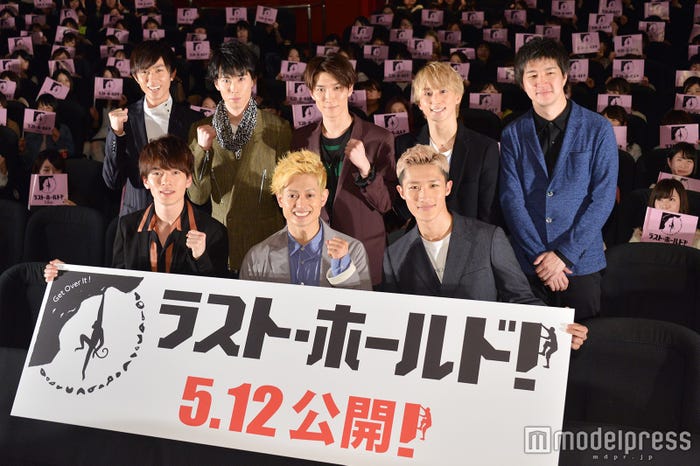 (前列左から)深澤辰哉、塚田僚一、岩本照(後列左から)阿部亮平、宮舘涼太、渡辺翔太、佐久間大介、真壁幸紀監督(C)モデルプレス