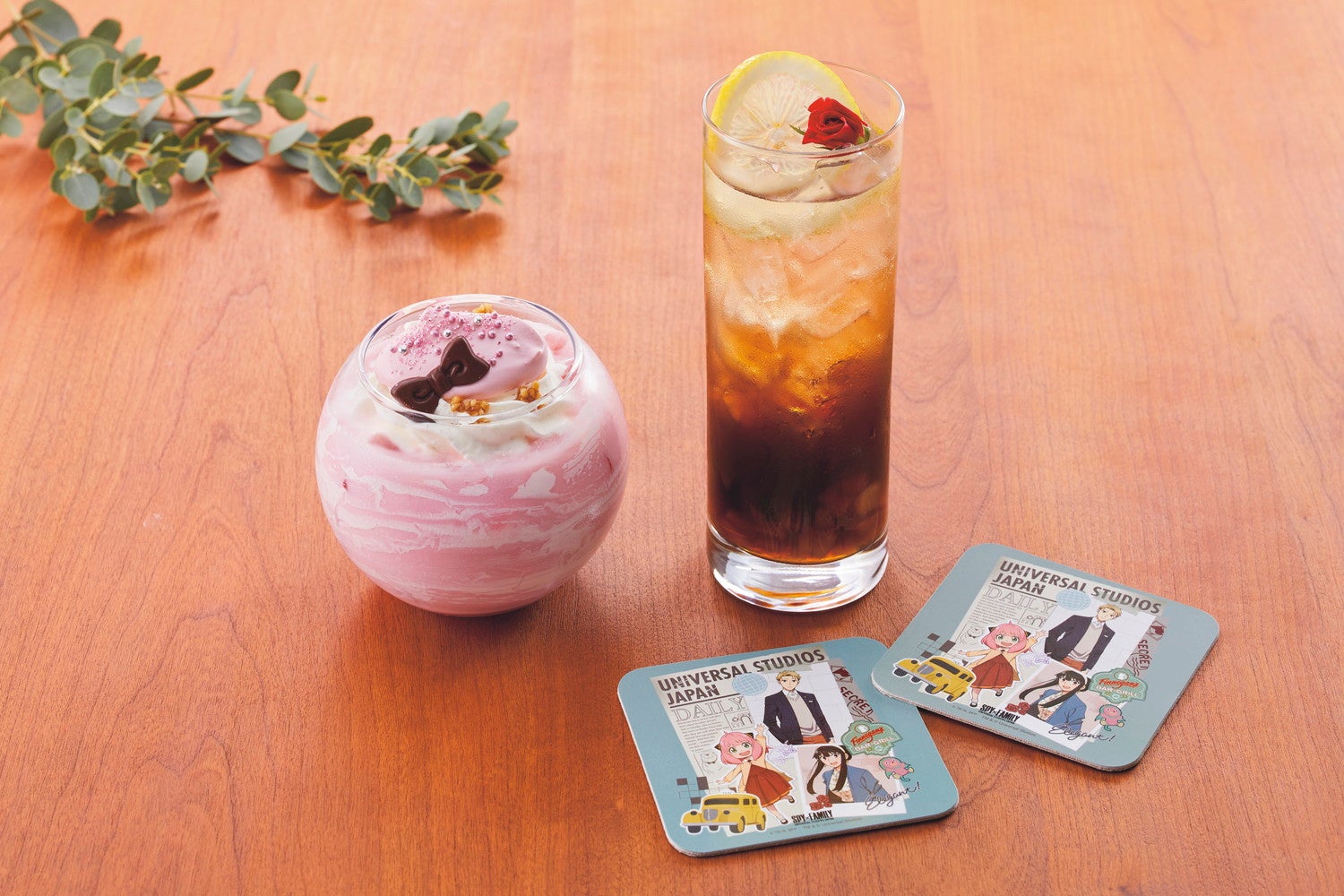 （左）アーニャ×ボンドわくわくドリンク～いちごみるく～（右）ロイド×ヨル仮初め夫婦ドリンク～アップル＆コーヒーソーダ～／画像提供：ユニバーサル･スタジオ･ジャパン