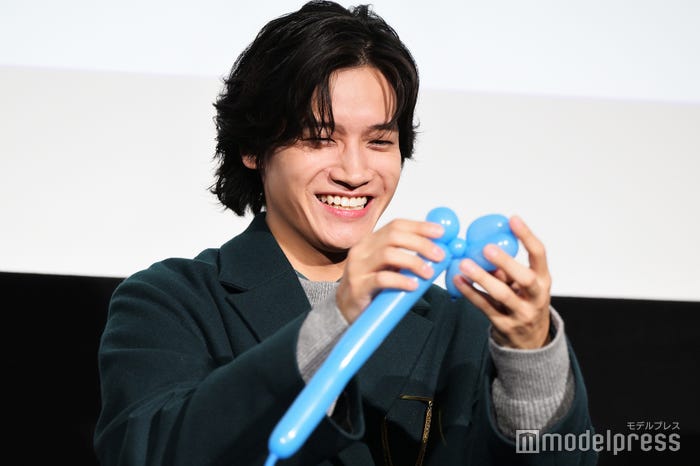 アートバルーンに挑戦する佐野晶哉(C)モデルプレス