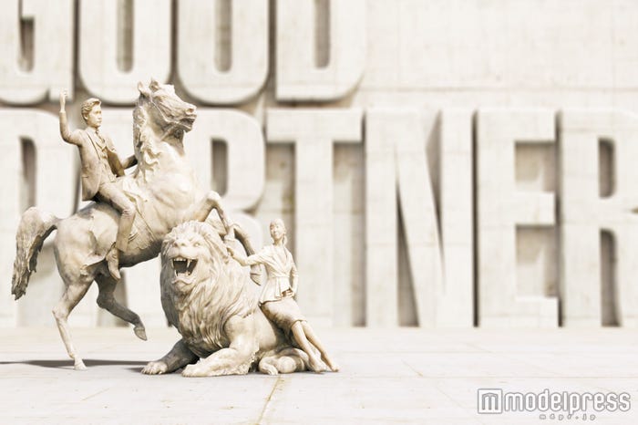 馬に乗る竹野内豊、ライオンに乗る松雪泰子(C)テレビ朝日