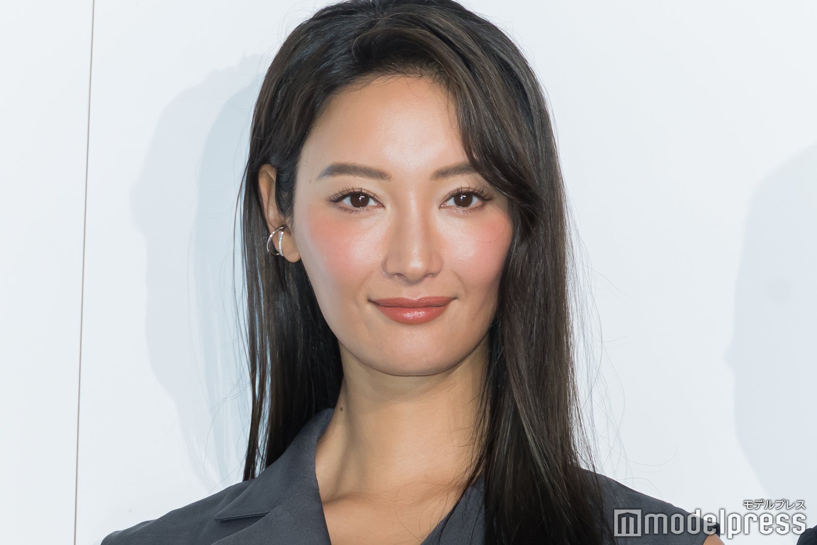 菜々緒、美スタイル際立つノースリーブ姿で登場 下着選びのこだわり明かす