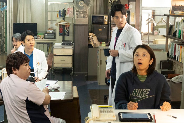 塚地武雅、岡部たかし、仲野太賀、馬場徹、小池栄子「新宿野戦病院」第8話より(C)フジテレビ