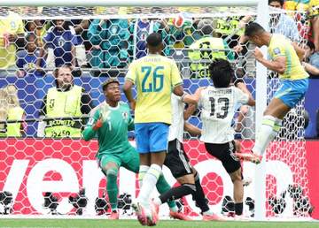 うわ、マジかw「W杯」日本戦中継で抜かれた超大物スターの姿に騒然「うさん臭さすぎw」「今こんな感じなん笑」「今なにしてんの？」「やばい映った」 レジェンド右に1人…ヤバい格好の人物がw