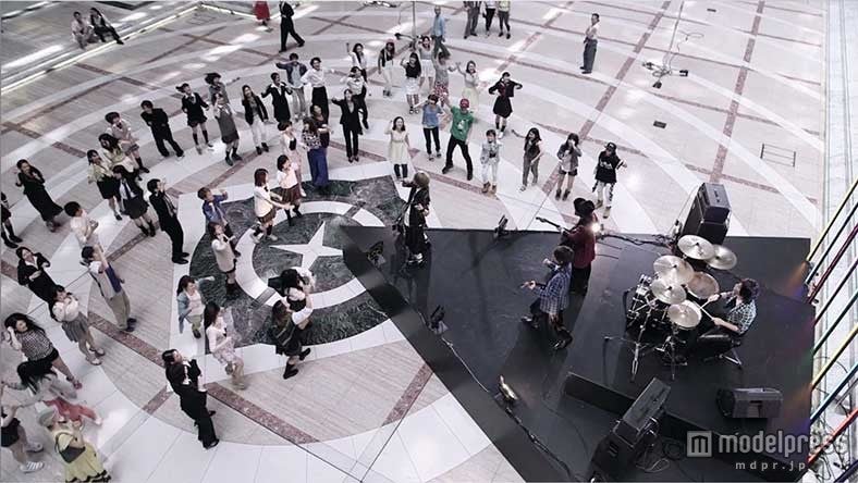 Thinking Dogs『世界は終わらない Dance ver.』より