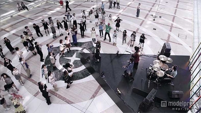 Thinking Dogs『世界は終わらない Dance ver.』より