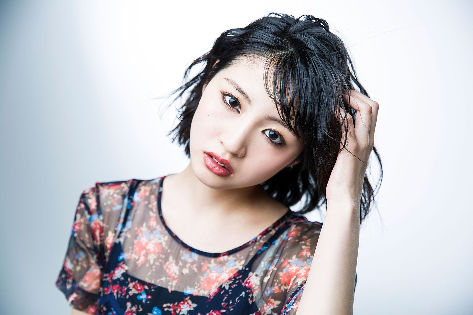 「nicola」青島妃菜、大人メイク＆クールな表情　ギャップで魅せる