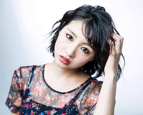 「nicola」青島妃菜、大人メイク&クールな表情 ギャップで魅せる