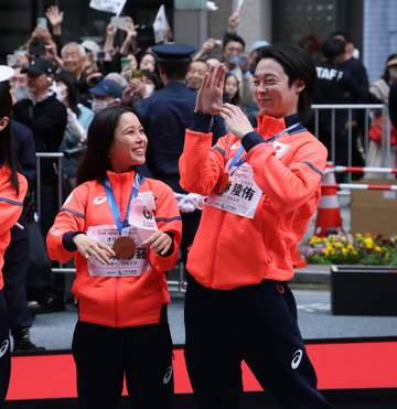 五輪・パラ感謝パレード 高梨沙羅は陵侑らと満面の笑みで行進「楽しくて幸せな時間」渡部暁斗さん「6大会出場してパレード初めて」冬季五輪初のパレード