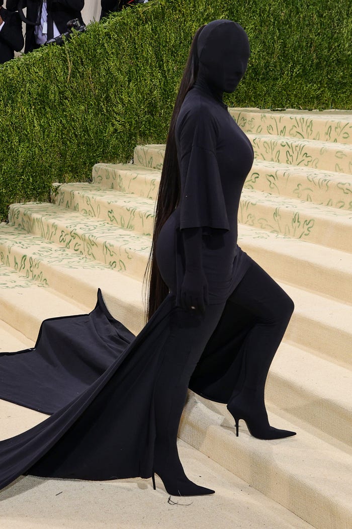 キム カーダシアン 前は見える 顔まで 黒づくめドレスで視線奪う メットガラ21 モデルプレス