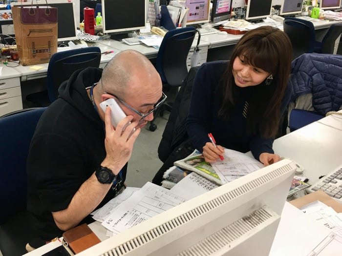 ディレクターさんなどと打ち合わせ (提供写真)