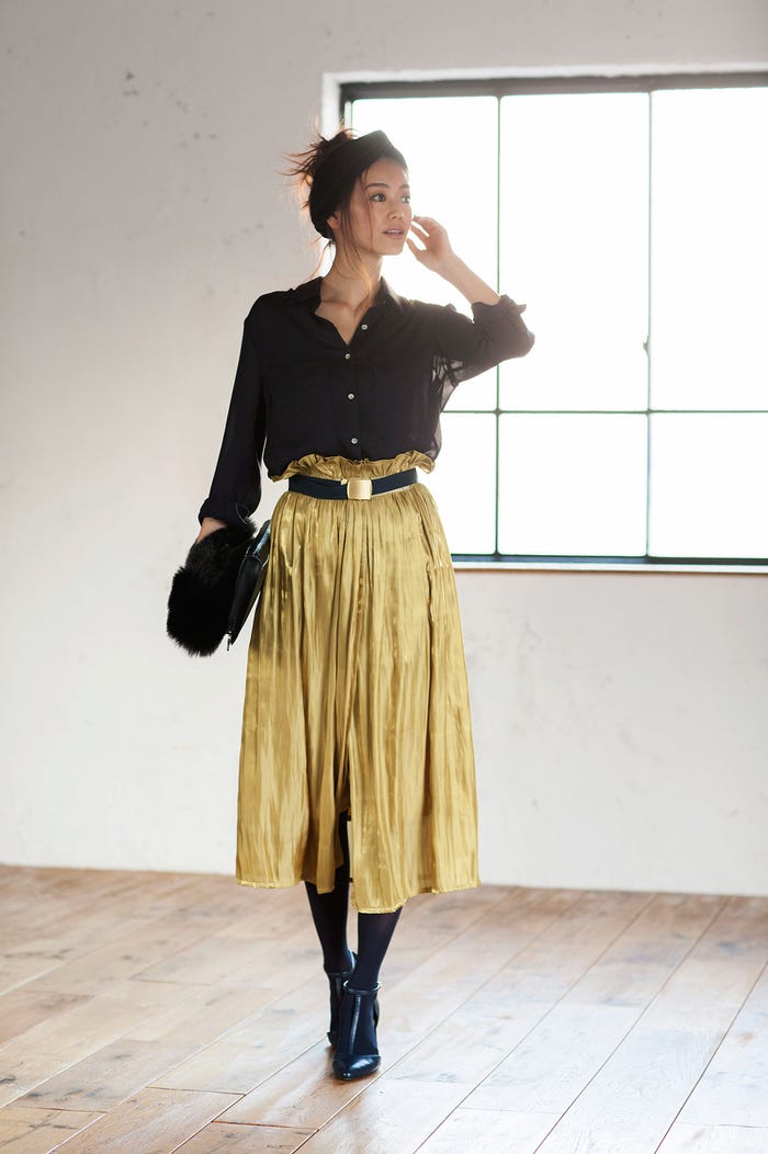 ベルト付きスカート¥28,500/RPKO(Sian PR) シャツ¥23,000/AULA(DraSTic) ターバン¥2,590/AMERICAN HOLIC(AMERICAN HOLIC プレスルーム) パンプス¥6,900/RANDA 手に持ったファーティペット¥4,590/YECCA VECCA(YECCA VECCA 新宿) その他/私物(C)TOPLOG