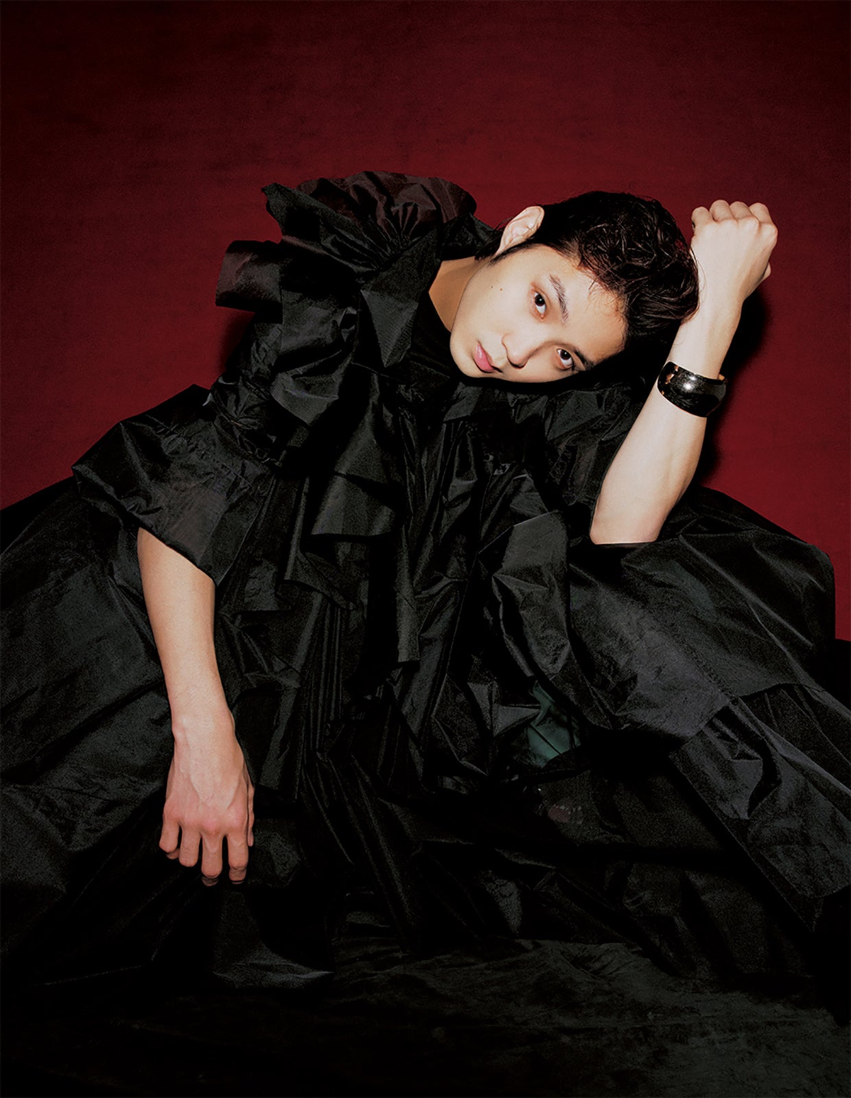 磯村勇斗、ムード溢れる個性的なファッションで魅了