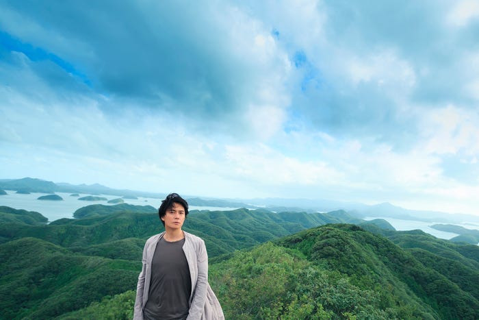 福山雅治/対馬・烏帽子岳(えぼしだけ)展望台にて(提供写真)