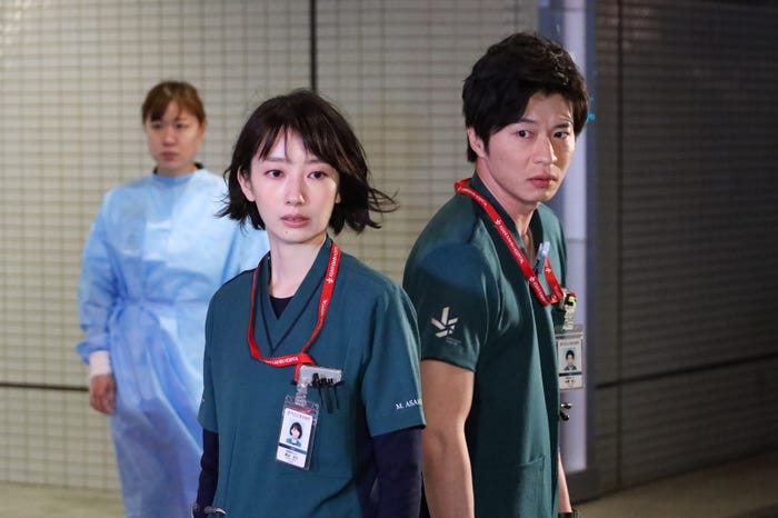 波瑠、田中圭「ナイト・ドクター」第2話より(C)フジテレビ