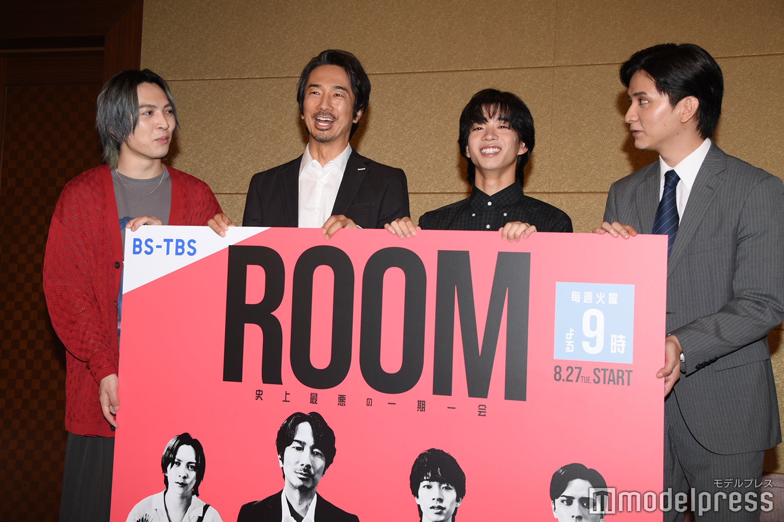 どれくらい歯を見せて笑うか相談していた吉田仁人、眞島秀和、森愁斗、瀬戸利樹（C）モデルプレス