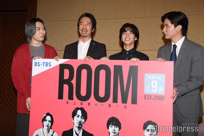 どれくらい歯を見せて笑うか相談していた吉田仁人、眞島秀和、森愁斗、瀬戸利樹(C)モデルプレス