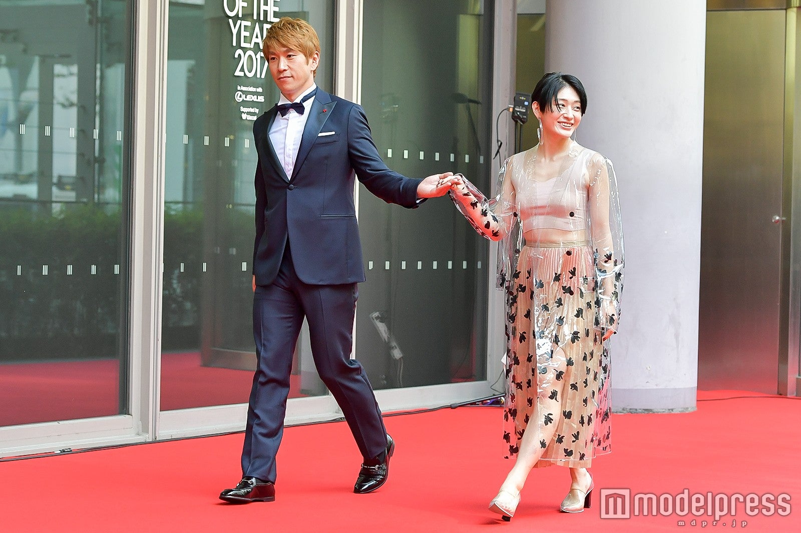 続いてコージがコムアイをエスコート （C）モデルプレス