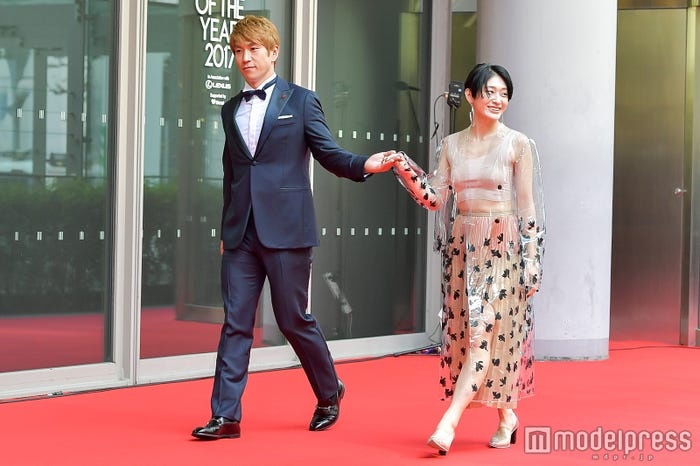 続いてコージがコムアイをエスコート (C)モデルプレス