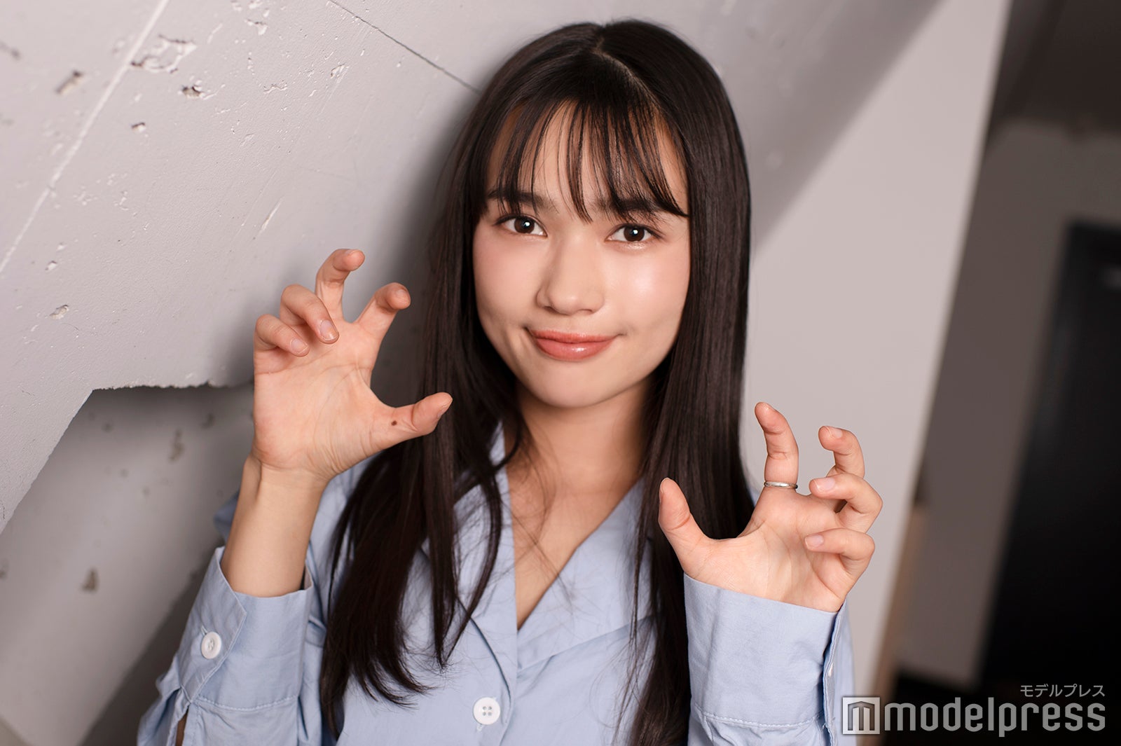 “オオカミポーズ”／新井舞良（C）モデルプレス