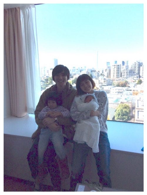 第2子を出産した山口尚美、夫・永井聖一、長女、長男との家族写真／山口尚美公式ブログ（Ameba）より