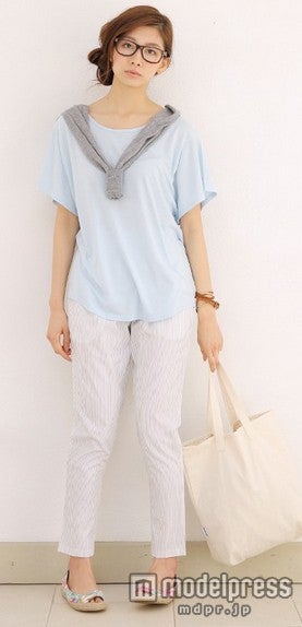 ピンストライプ柄ホワイトテーパードパンツ「Plaisir」4,199円（税込）