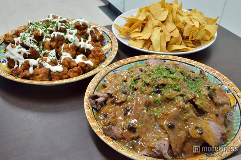 (手前から)リブロースのグリル、クリーミーなソースのかかったフライドチキン、トルティーヤ・チップス