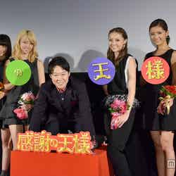 （左から）中島美央、鷲尾伶菜、Ami、阿部サダヲ、shizuka、藤井萩花、水田伸生監督