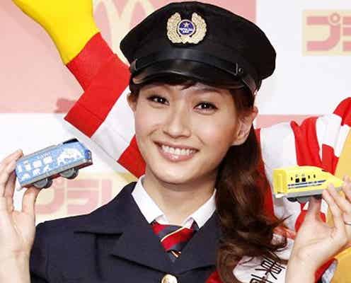 藤本美貴、ミニスカ車掌コスプレで美脚披露「似合ってますよね」