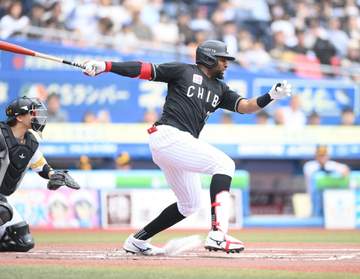 ロッテ 2死二塁からポランコの遊撃内野安打で1点を先制 二塁走者の西川が一気に生還