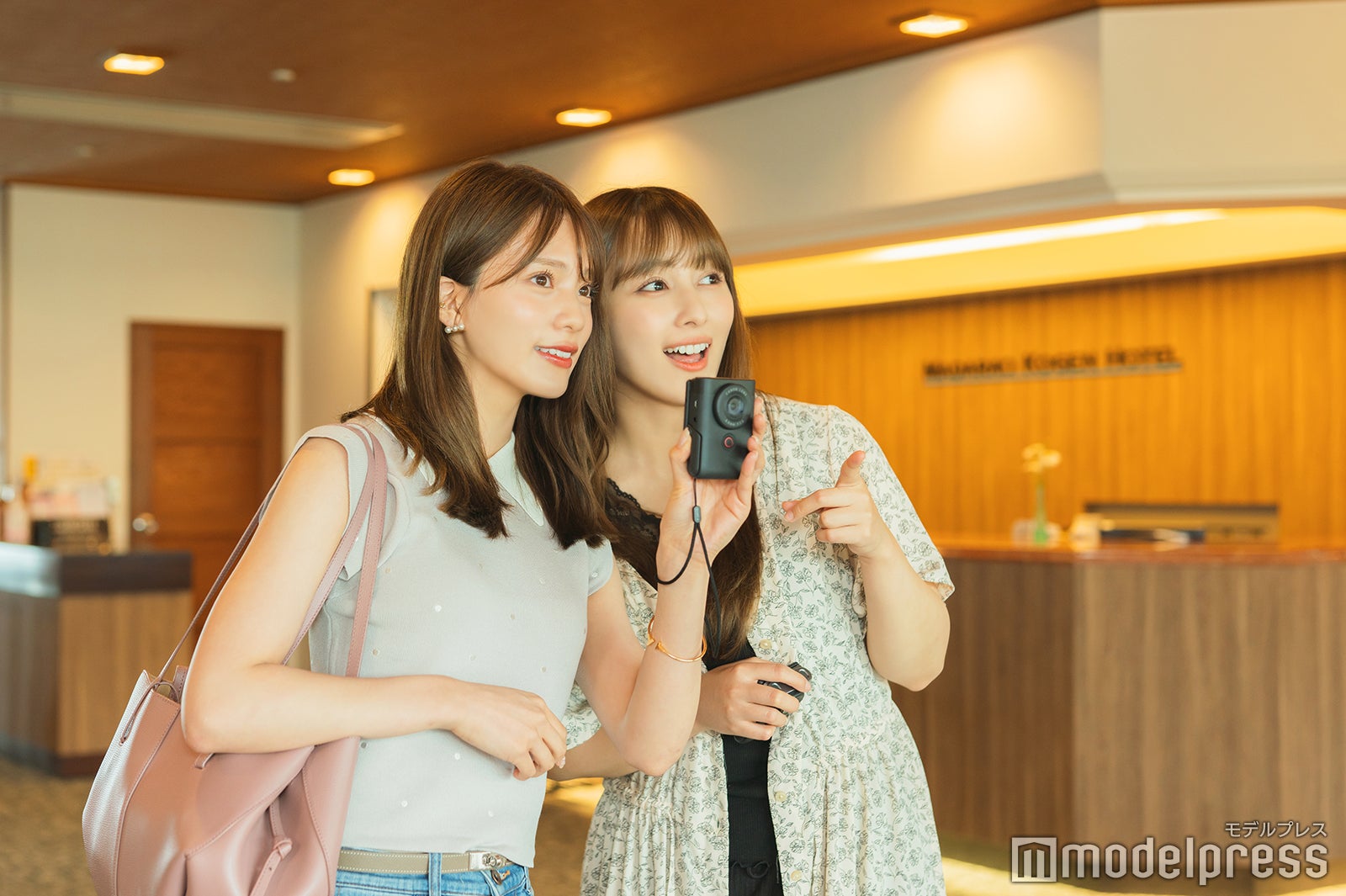 （左から）藤田みりあ、與儀ケイラ（C）モデルプレス