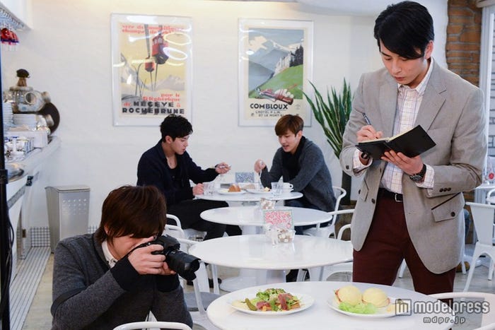 東方神起がエキストラ出演したカフェでのシーン/画像提供:関西テレビ